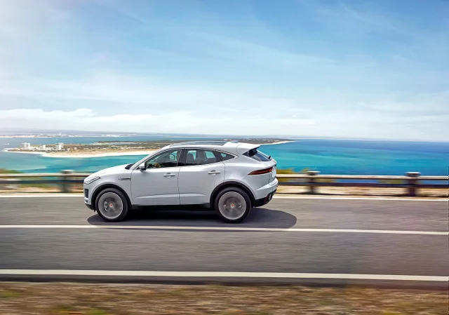 Jaguar E-Pace 2017 (Ягуар И-пейс) кроссовер — 17