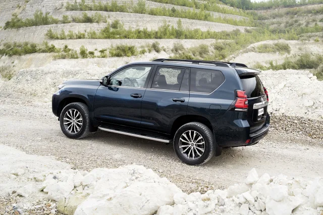 Toyota Land Cruiser Prado SUV — 8