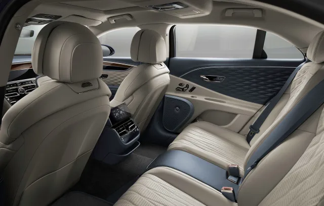 Bentley Flying Spur (Бентли Флаинг Спур) седан — 16