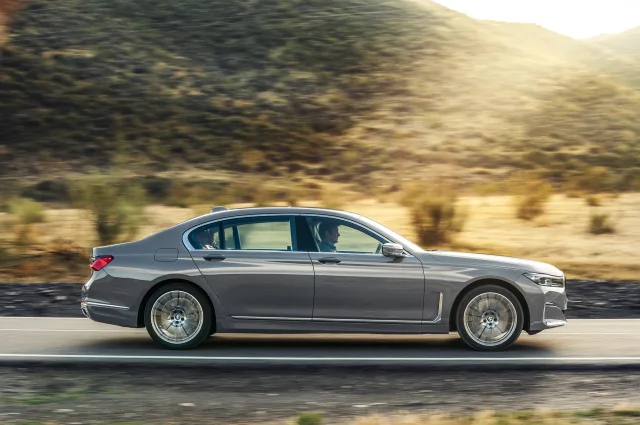 BMW 7 Series седан — 3