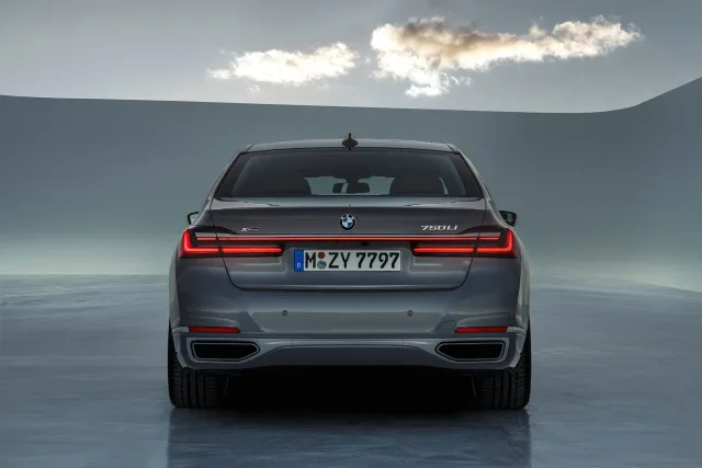 BMW 7 Series седан — 9