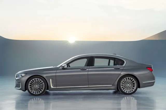 BMW 7 Series седан — 12