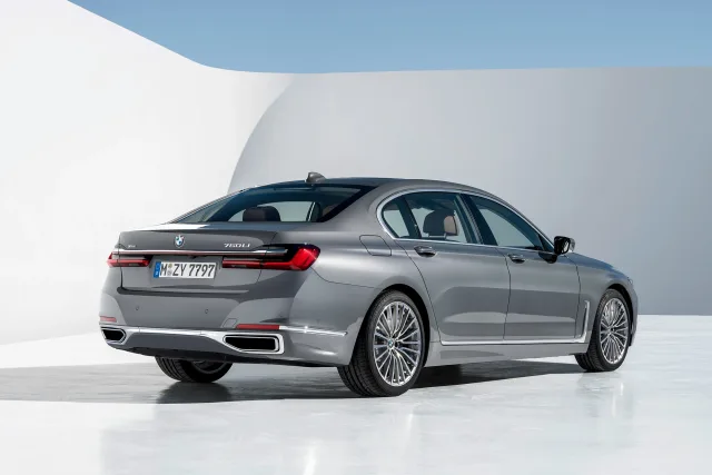BMW 7 Series седан — 13
