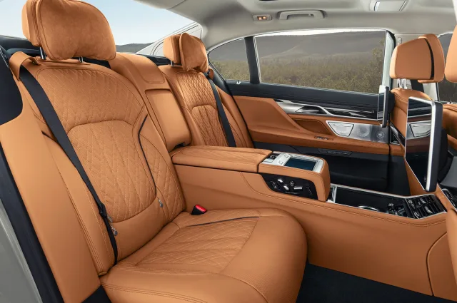 BMW 7 Series седан — 17