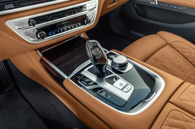 BMW 7 Series седан — 18