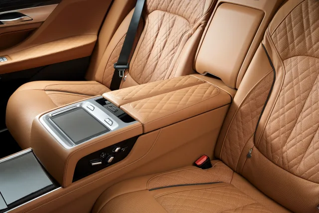 BMW 7 Series седан — 25