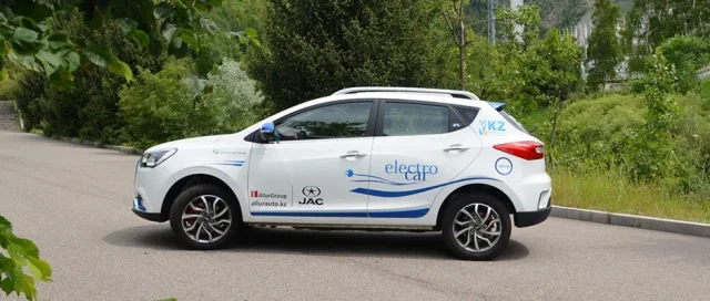 JAC IEV7S crossover — 3