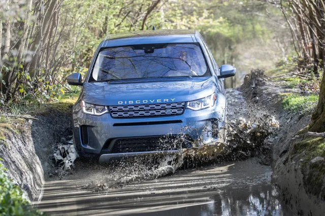 Land Rover Discovery Sport crossover — 12