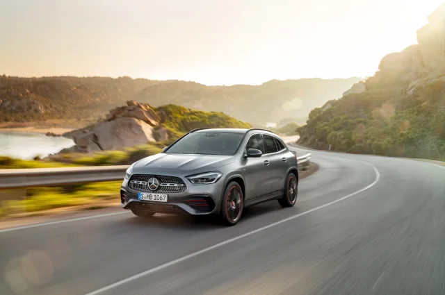 Mercedes-Benz GLA 220d 2.0D AT — 4