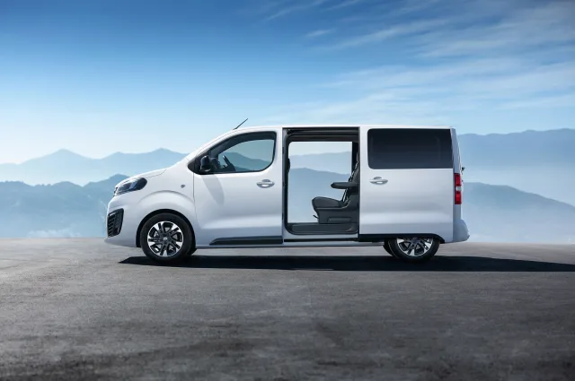 Opel Zafira Life minivan — 9