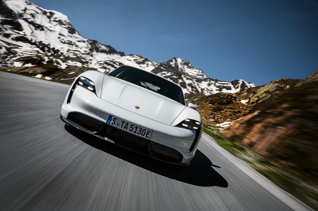 Porsche Taycan (Порше Тайкан) седан — 4