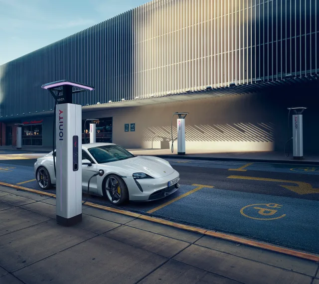 Porsche Taycan (Порше Тайкан) седан — 11