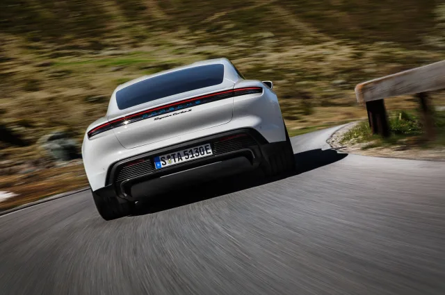 Porsche Taycan (Порше Тайкан) седан — 12