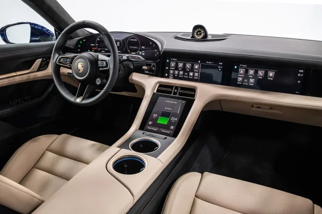Porsche Taycan (Порше Тайкан) седан — 16