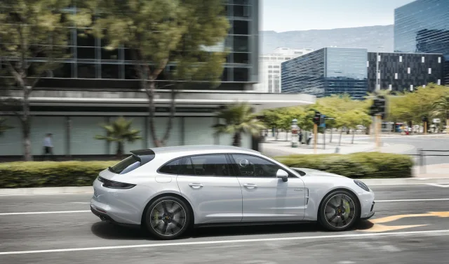 Porsche Panamera Sport Turismo station wagon — 12