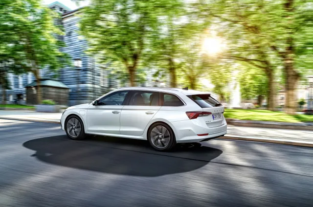 Skoda Octavia Combi A8 1.4T MT Style++ — 23