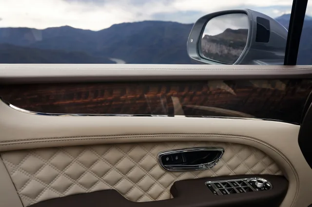 Bentley Bentayga (Бентли Бентайга) кроссовер — 25