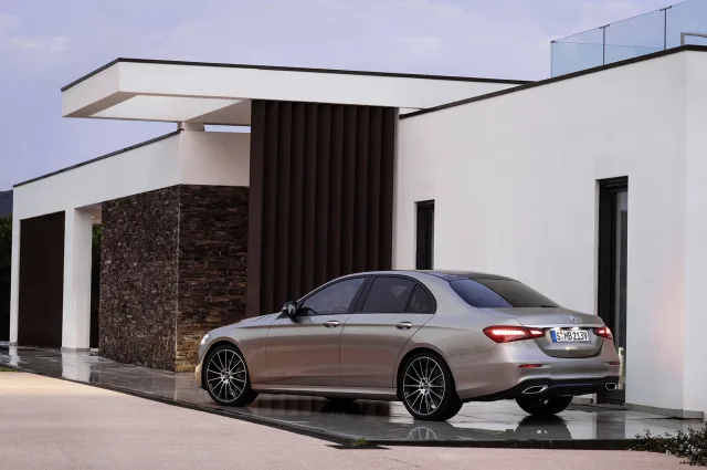Mercedes-Benz E-Class 220d 2.0D AT — 24
