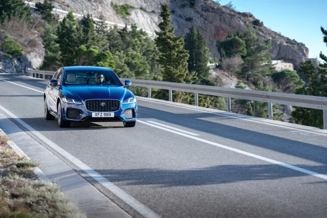 Jaguar XF седан — 2