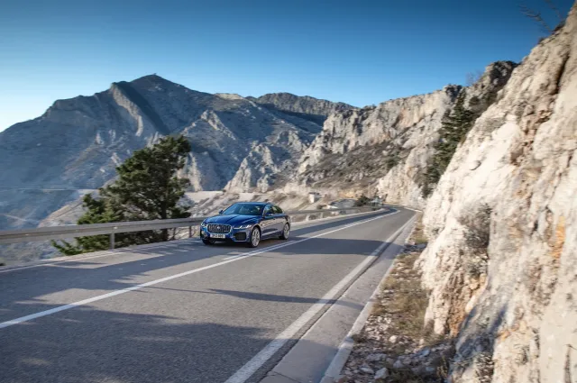 Jaguar XF седан — 7