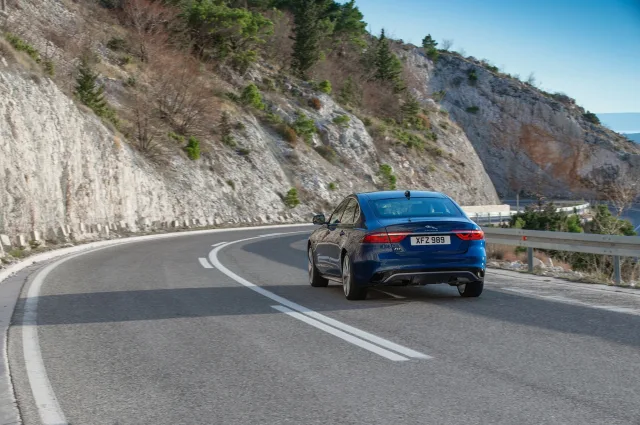 Jaguar XF седан — 9