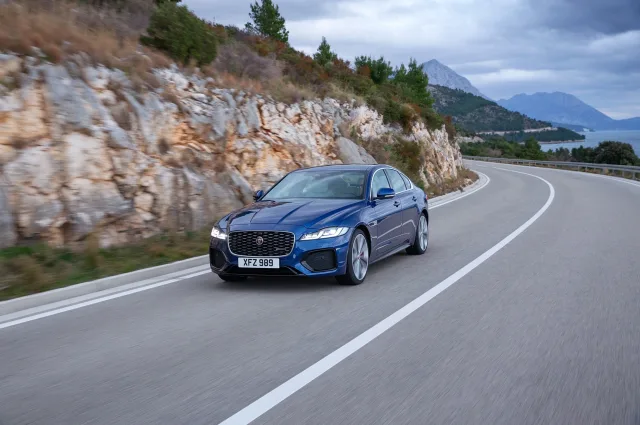 Jaguar XF седан — 16