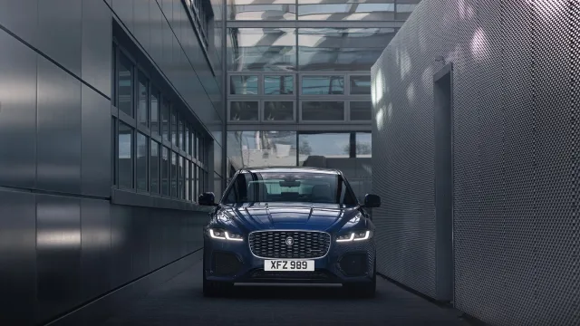 Jaguar XF седан — 21