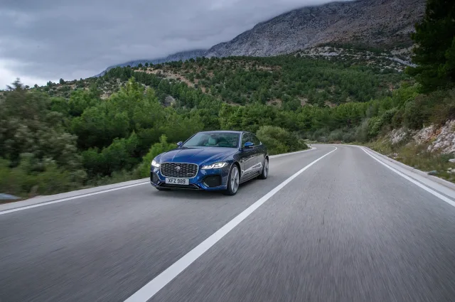 Jaguar XF седан — 22
