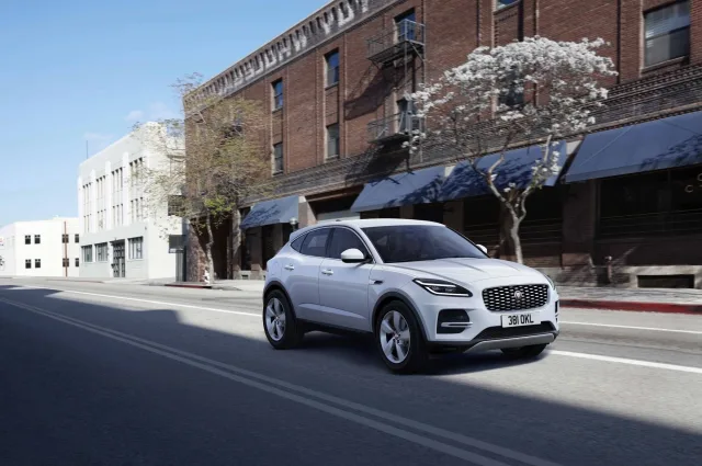 Jaguar E-Pace кросовер — 12