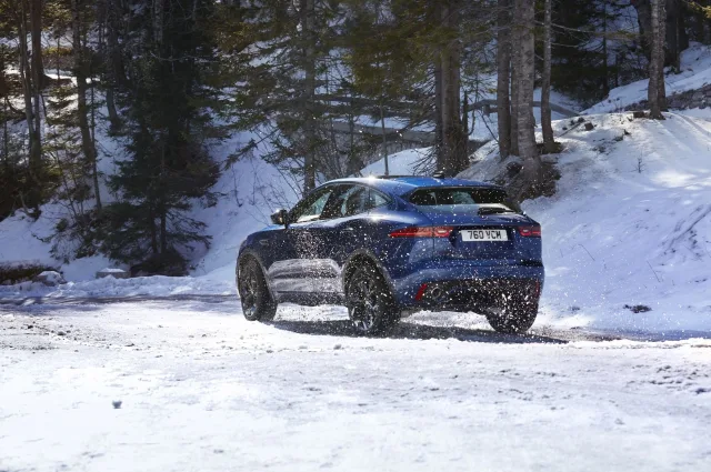 Jaguar E-Pace кросовер — 14