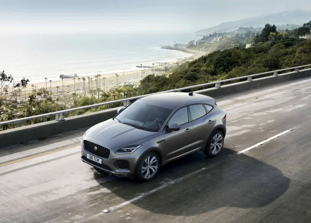 Jaguar E-Pace кросовер — 15