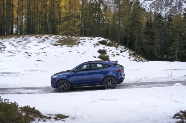 Jaguar E-Pace кросовер — 17
