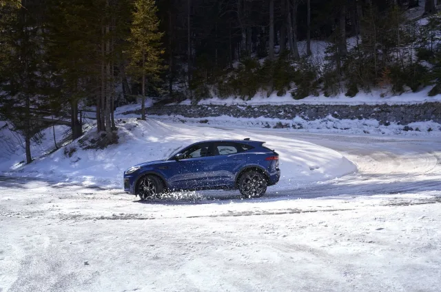 Jaguar E-Pace кросовер — 18