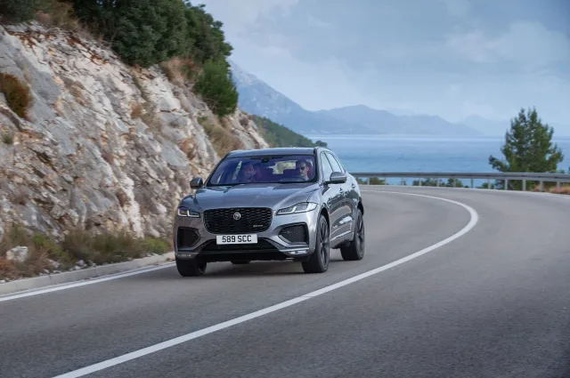 Jaguar F-Pace кросовер — 10