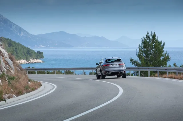Jaguar F-Pace кросовер — 14