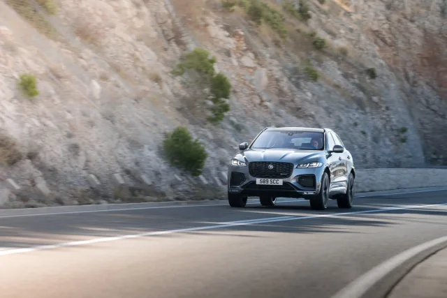Jaguar F-Pace кросовер — 18