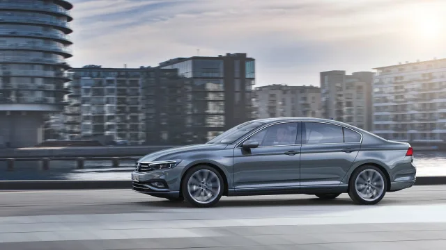 Volkswagen Passat sedan — 2