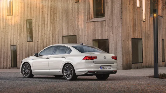 Volkswagen Passat sedan — 3