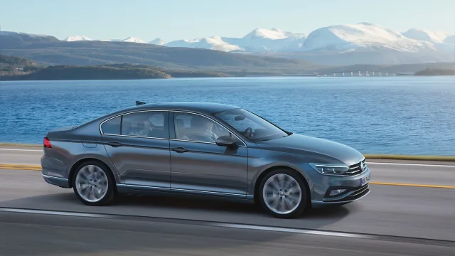 Volkswagen Passat sedan — 4