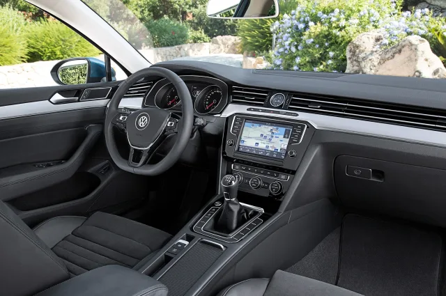 Volkswagen Passat sedan — 5