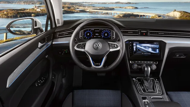 Volkswagen Passat sedan — 9