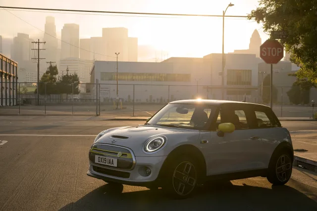 MINI Cooper SE (Мини Купер СЕ) хэтчбек — 2