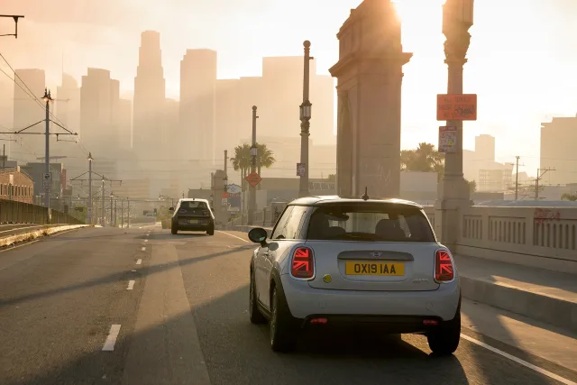 MINI Cooper SE (Мини Купер СЕ) хэтчбек — 3