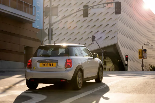 MINI Cooper SE (Мини Купер СЕ) хэтчбек — 8
