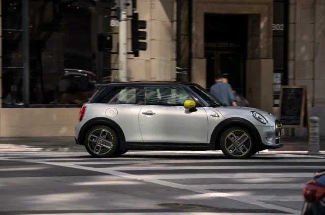 MINI Cooper SE (Мини Купер СЕ) хэтчбек — 9