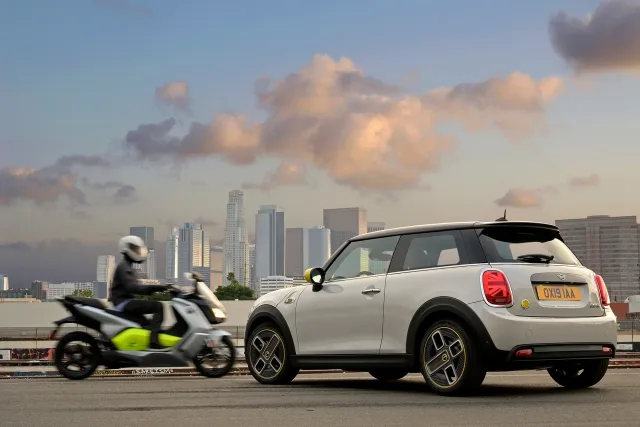 MINI Cooper SE (Мини Купер СЕ) хэтчбек — 10