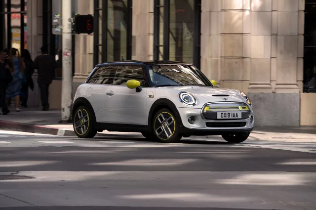 MINI Cooper SE (Мини Купер СЕ) хэтчбек — 11