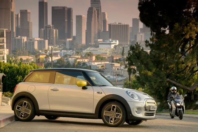 MINI Cooper SE (Мини Купер СЕ) хэтчбек — 12
