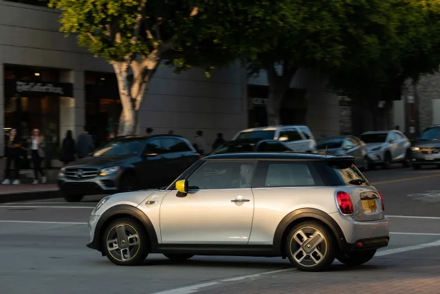 MINI Cooper SE (Мини Купер СЕ) хэтчбек — 13