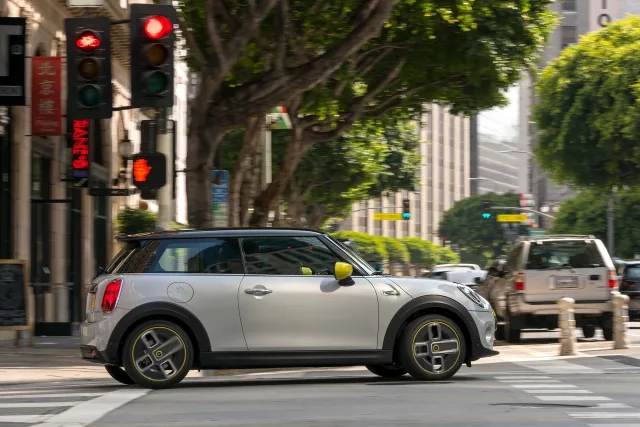MINI Cooper SE (Мини Купер СЕ) хэтчбек — 14